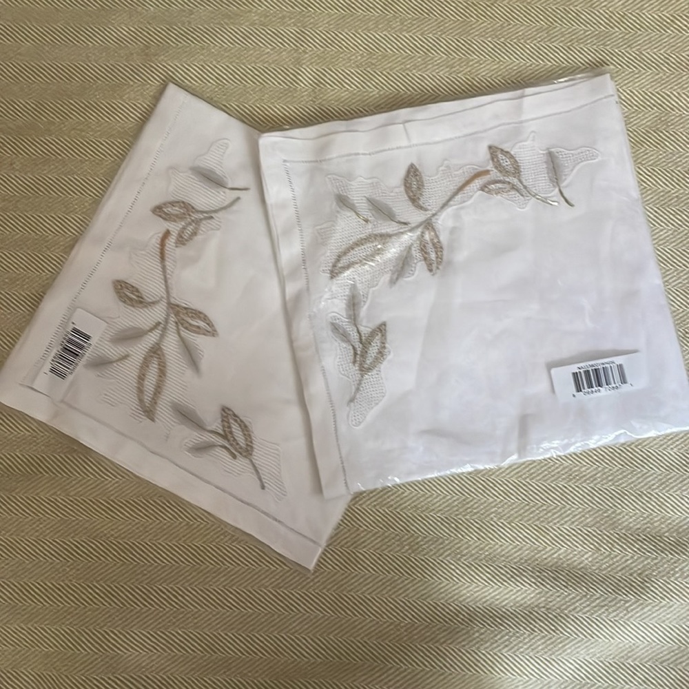 Kim Seybert Embroidered embellished napkins
